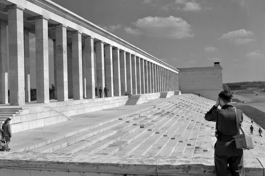 Bild © Stadtarchiv Nürnberg Zeppelintribüne als Fotomotiv für Touristen 1946, Bild © Stadtarchiv Nürnberg