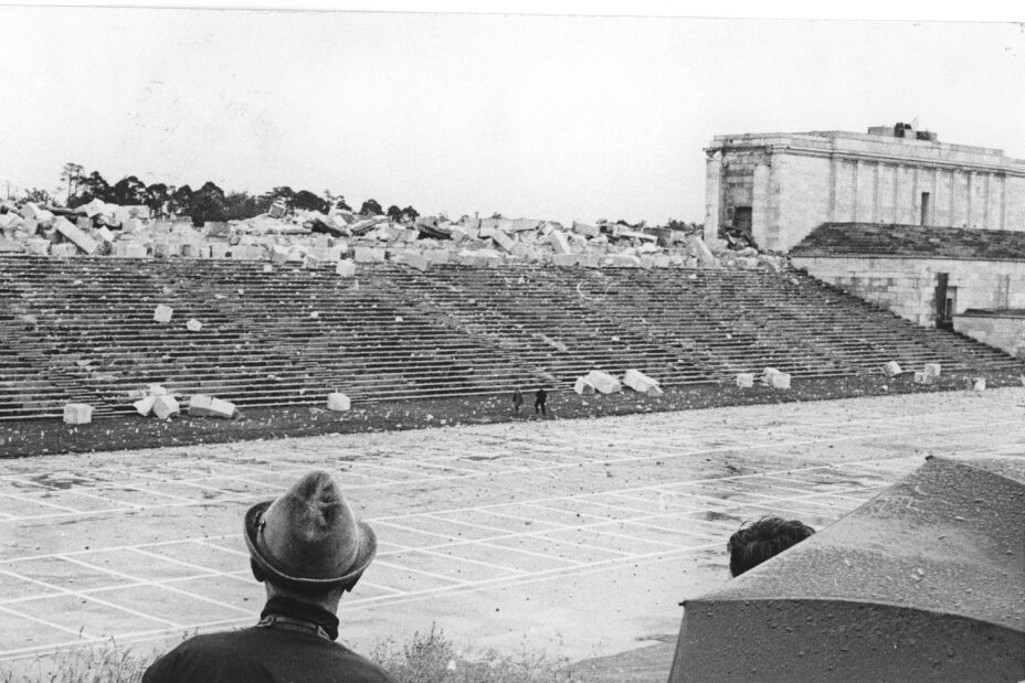 Bild © Stadtarchiv Nürnberg Nach der Sprengung der Säulengalerie, Bild © Stadtarchiv Nürnberg