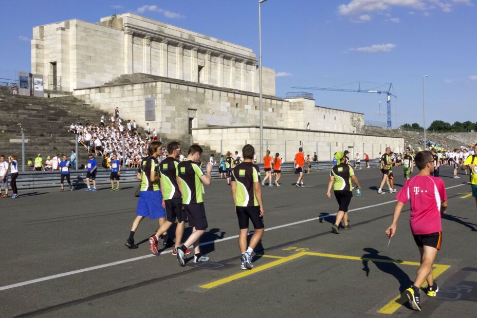 Bild © Stefan Meyer Läufer vor der Zeppelintribüne, Bild © Stefan Meyer