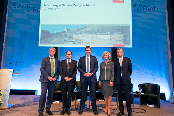 Gruppenfoto mit Prof. Dr. Eckart Conze, Prof. Philippe Sands, Dr, Bild © Henning Schacht / Bayerische Staatskanzlei