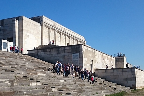 Bild © Bild: Dokumentationszentrum Reichsparteitagsgelände Besucher auf der Zeppelintribüne, Bild © Bild: Dokumentationszentrum Reichsparteitagsgelände